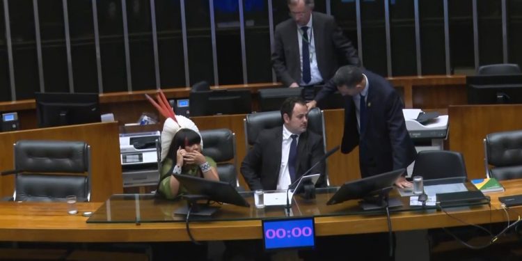 Glauber Braga é retirado à força do plenário após ocupar cadeira da Presidência da Câmara