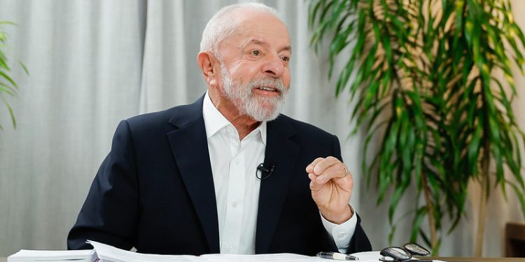 Datafolha aponta vantagem de Lula sobre Flávio Bolsonaro e Tarcísio em cenários para 2026