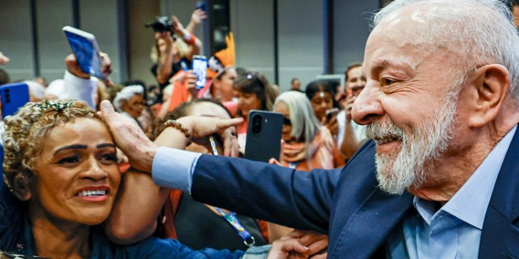 Lula lidera todos os cenários eleitorais e venceria adversários no segundo turno, aponta pesquisa Quaest