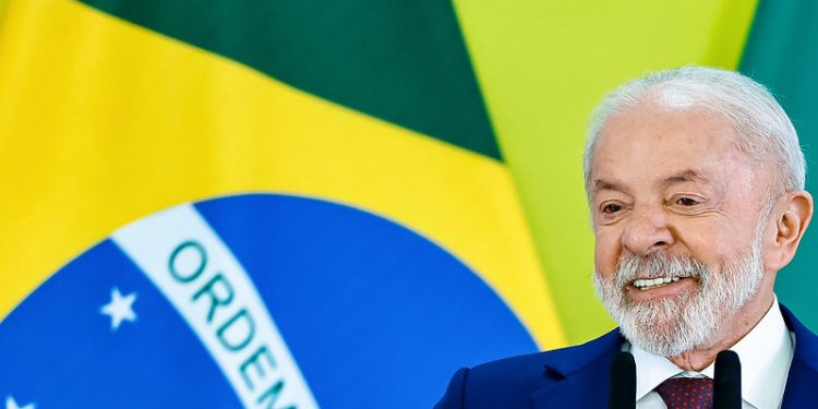 Lula lidera cenários para 2026 contra candidatos da direita, aponta AtlasIntel/Bloomberg