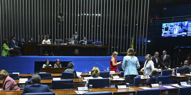 Senado aprova projeto antifacção com penas de até 120 anos