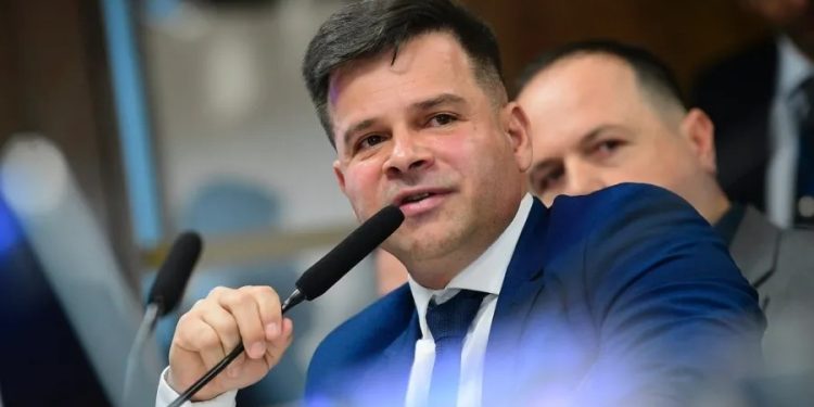 Ex-diretor da PRF é preso no Paraguai após rompimento de tornozeleira eletrônica