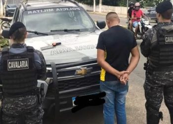 Homem é conduzido à delegacia por se passar por policial militar no Centro do Crato