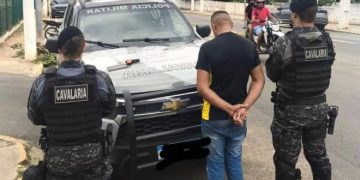 Adriano Pereira Mira, de 30 anos, usava uma blusa do RAIO e tinha consigo um simulacro de pistola (Foto: Divulgação/PMCE)