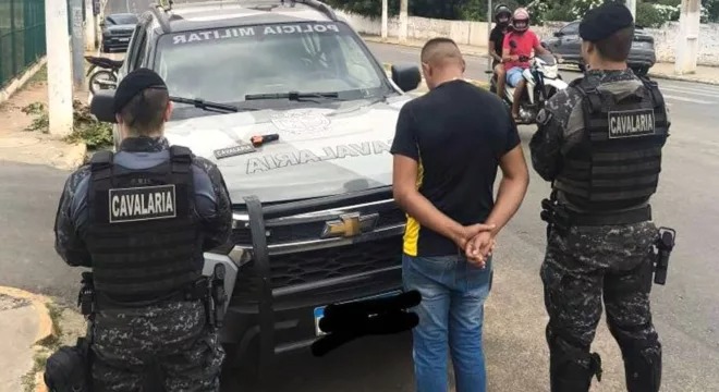 Homem é conduzido à delegacia por se passar por policial militar no Centro do Crato