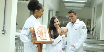 Estudantes do curso de medicina da UFCA em laboratório da instituição (Foto: Davi Moreira/UFCA)