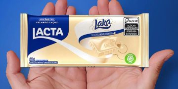 Erro na embalagem fez com que chocolate com biscoito fosse vendido como Laka tradicional, sem aviso sobre presença de trigo (Foto: Reprodução)