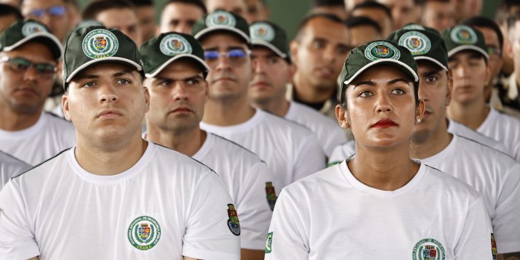 Governador Elmano de Freitas participa de aula inaugural de novos oficiais da PMCE