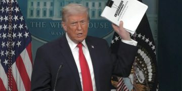 Donald Trump em coletiva na Casa Branca (Foto: Reprodução)