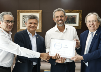 Elmano de Freitas recebe Selo Diamante de Transparência Pública; Ceará atinge pontuação máxima nacional