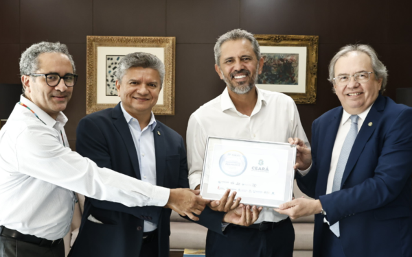 Elmano de Freitas recebe Selo Diamante de Transparência Pública; Ceará atinge pontuação máxima nacional
