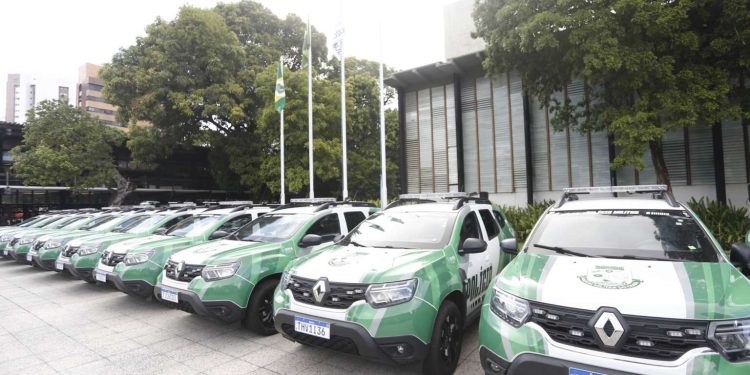 Elmano de Freitas entrega 58 viaturas blindadas à Polícia Militar; investimento é superior a R$ 10,6 milhões