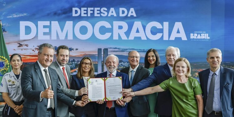 Lula veta integralmente projeto que reduziria penas de condenados por atos golpistas de 8 de janeiro