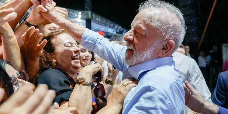 Lula lidera cenários no 1º e 2º turno contra todos os adversários, aponta Genial/Quaest