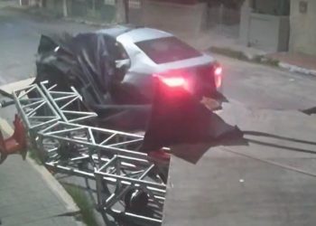 Motorista em alta velocidade atinge palco de Carnaval no Crato e atropela duas pessoas