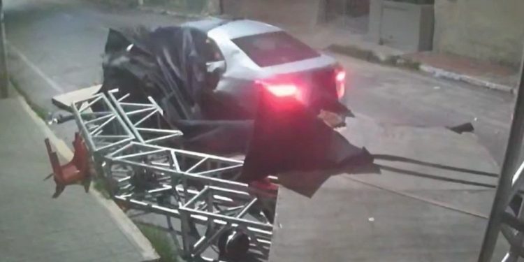 Motorista em alta velocidade atinge palco de Carnaval no Crato e atropela duas pessoas