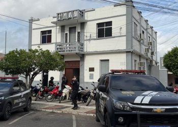 Operação em Várzea Alegre apura suspeita de superfaturamento na compra de kits de matemática