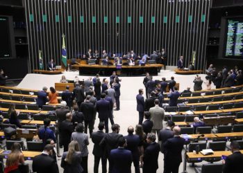 Congresso aprova reajustes com salários extrateto e mudanças nas carreiras de servidores do Legislativo
