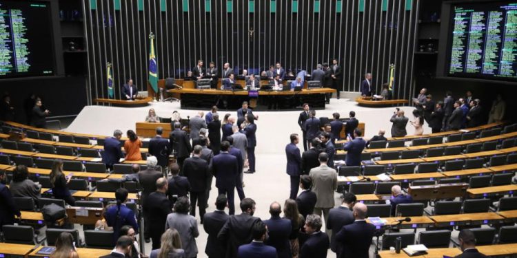Congresso aprova reajustes com salários extrateto e mudanças nas carreiras de servidores do Legislativo