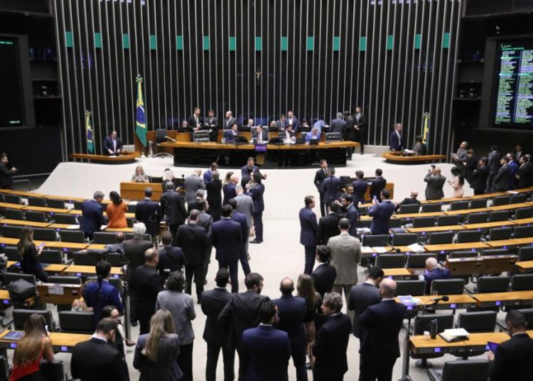 Congresso aprova reajustes com salários extrateto e mudanças nas carreiras de servidores do Legislativo