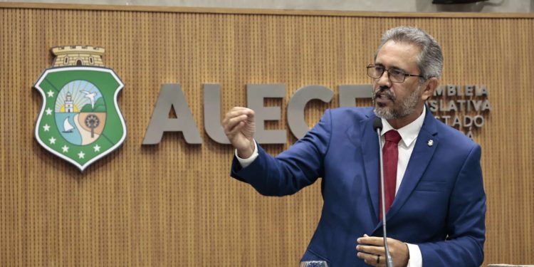 Elmano de Freitas apresenta balanço de 2025, destaca investimentos recordes e avanços sociais