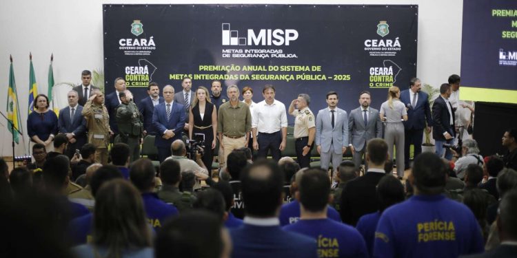 Elmano de Freitas entrega prêmio da Segurança Pública e novas viaturas blindadas à Polícia Militar